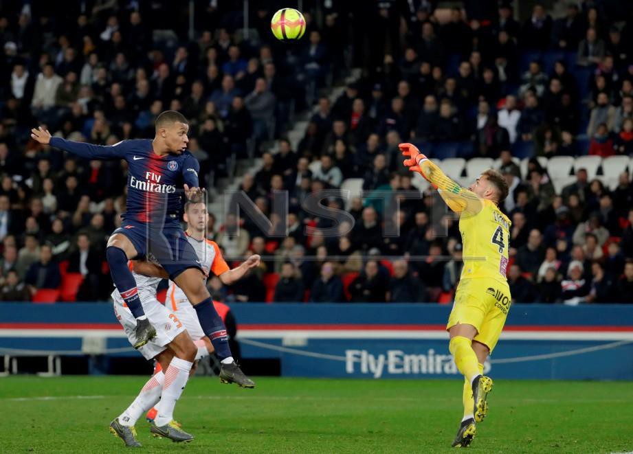 MBAPPE cuba mengatasi penjaga gol Montpellier, Benjamin Lecomte menerusi tandukan pada aksi Ligue 1 di Paris, awal pagi tadi. - FOTO AFP