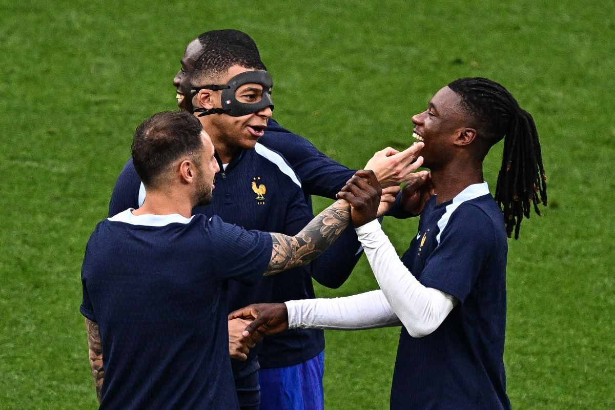 MBAPPE perlu memakai topeng hitam sepanjang kempen Euro 2024. -FOTO AFP 