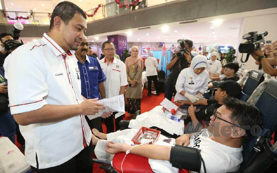 DR Sahruddin (kiri) beramah mesra dengan penderma darah pada Karnival Kesihatan Peringkat Negeri Johor anjuran Persatuan Perubatan Malaysia (MMA), di Paradign Mall Johor Bahru.FOTO Mohd Azren Jamaludin
