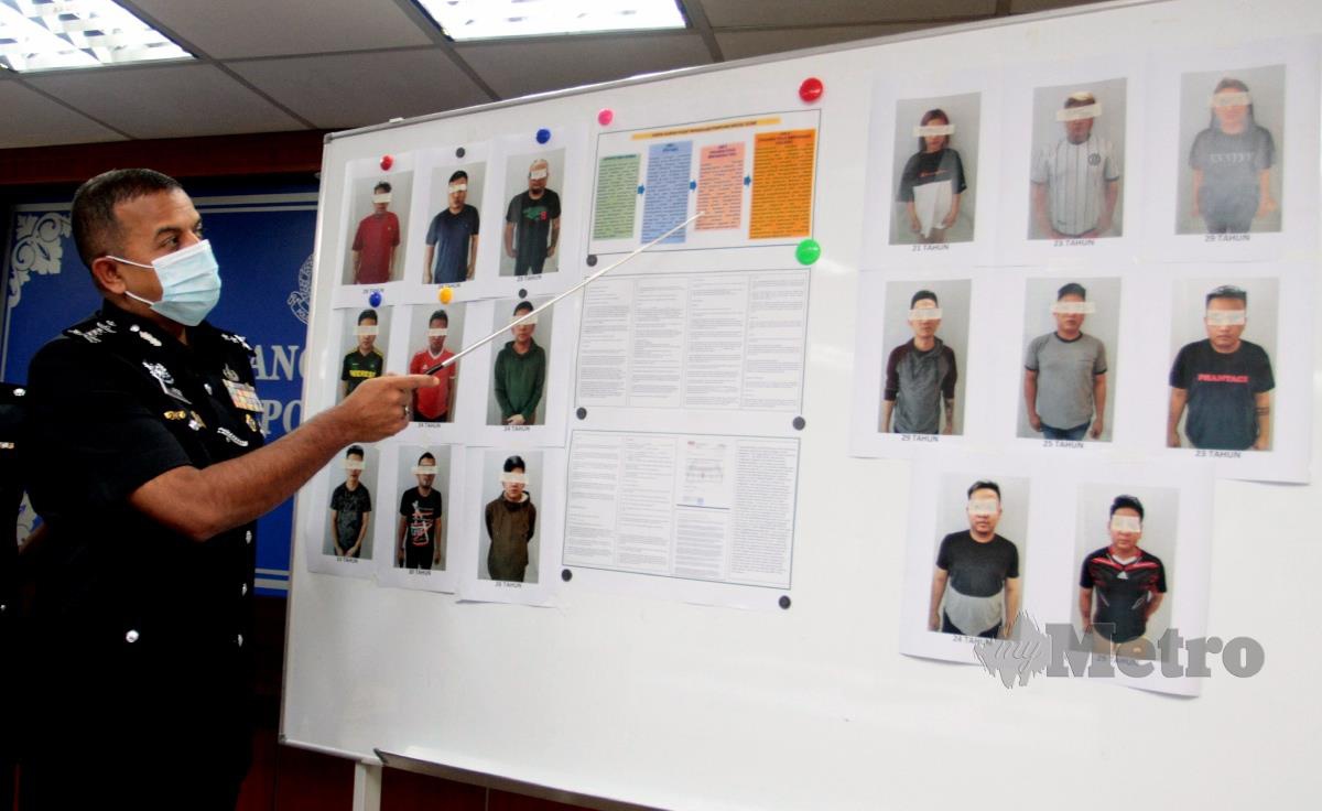 AYOB Khan menunjukkan modus operandi Macau Scam dan gambar 17 suspek yang ditangkap. FOTO Zain A