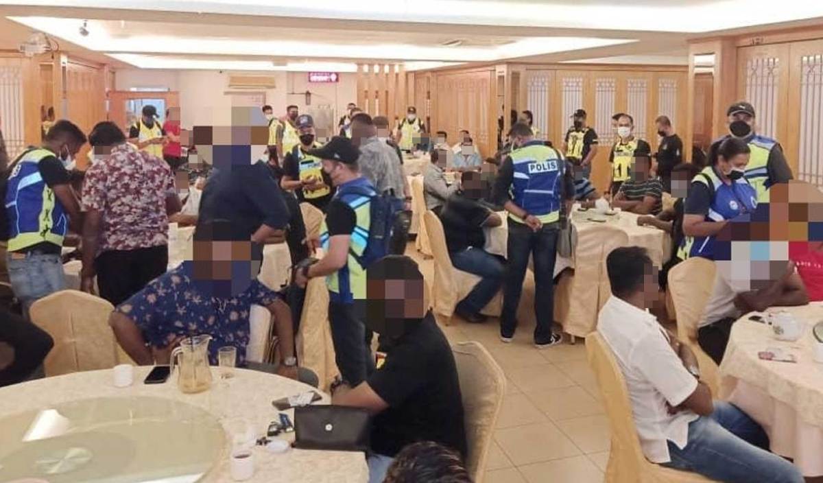 SERAMAI 40 lelaki yang dipercayai terbabit kumpulan kongsi gelap dengan berselindung di sebalik nama sebuah NGO ditahan polis dalam serbuan di sebuah restoran mewah di Seberang Jaya. FOTO Ihsan PDRM