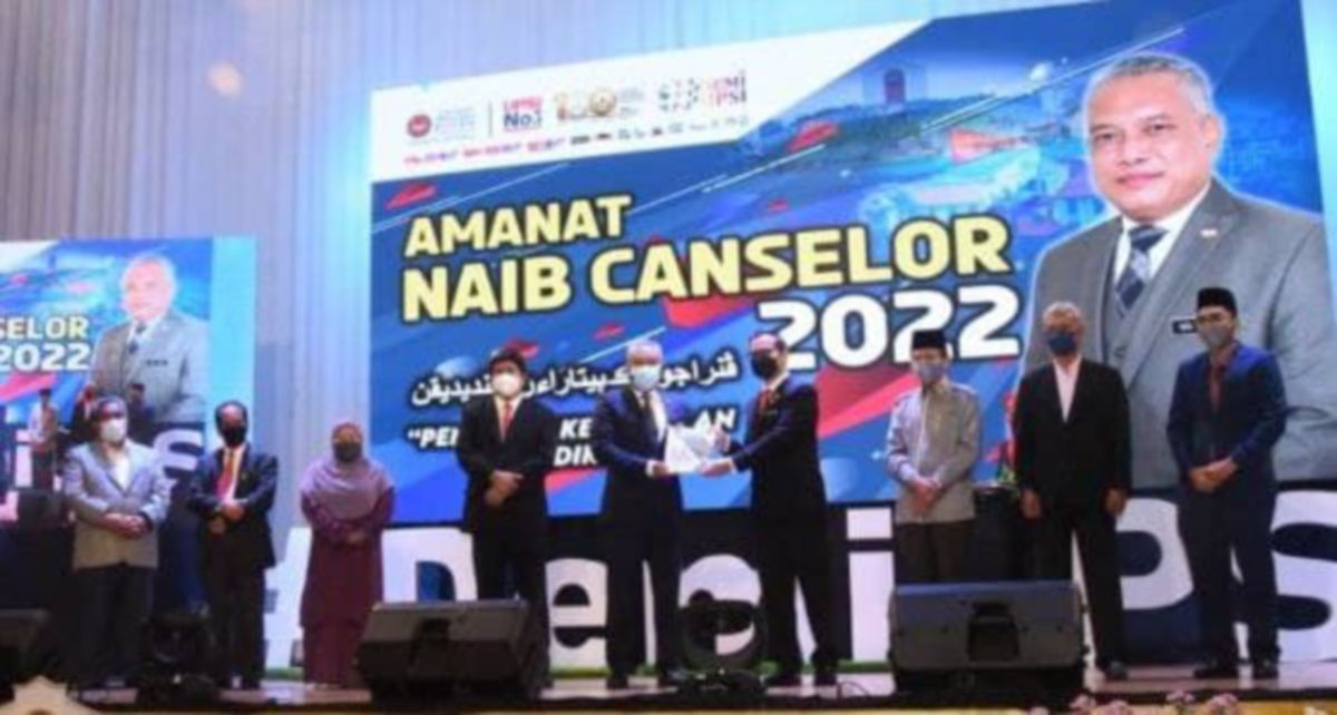 Md Amin (tengah) menerima buku Pelan Strategik (2021-2025) yang dilancarkannya  selepas menyampaikan amanat di Panggung Percubaan, Kampus Sultan Azlan Shah. FOTO IHSAN UPSI