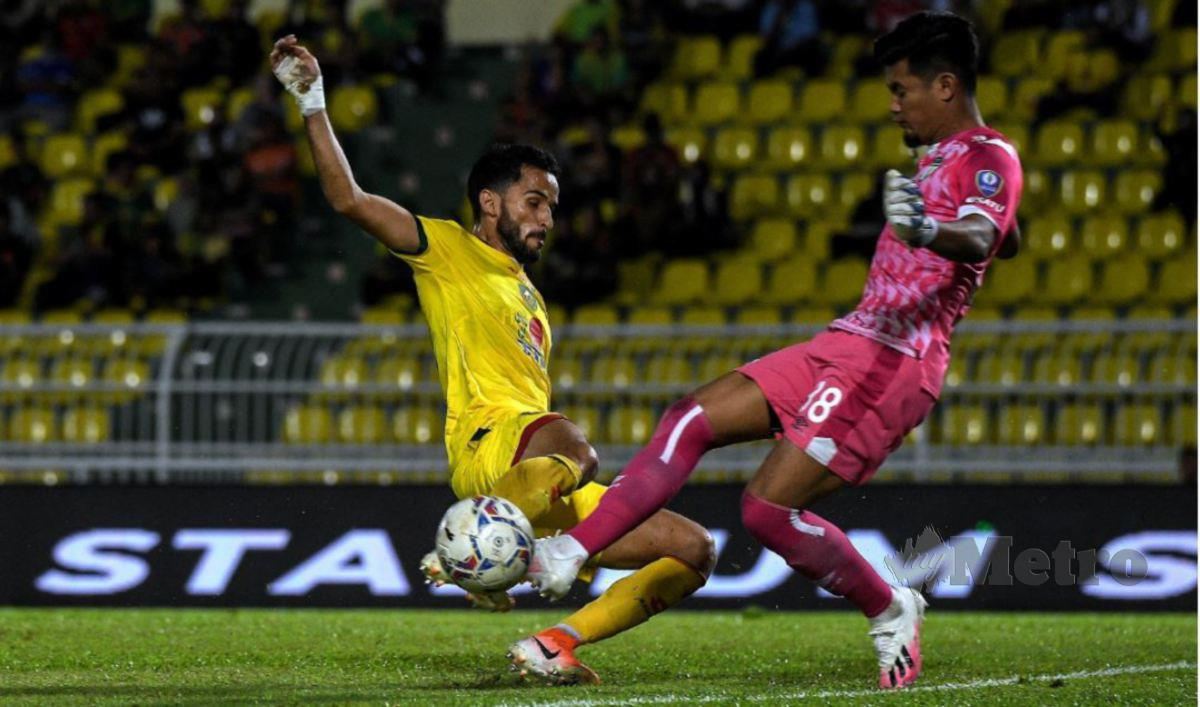 AKSI Al-Mardi mengasak penjaga gol TFC pada Oktober 2022.
