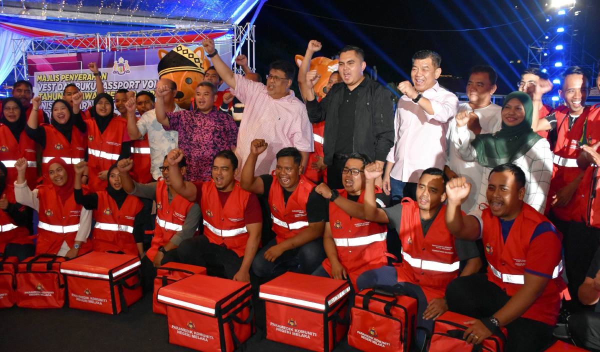 AB Rauf Yusoh (berdiri, tengah) bersama Paramedik Komuniti yang dilantik sempena Tahun Melawat Melaka 2024 (TMM2024) pada Majlis Penyerahan Vest dan Buku Pasport Sukarelawan TMM 2024 dan Inisiatif Paramedik Komuniti 2024. FOTO BERNAMA
