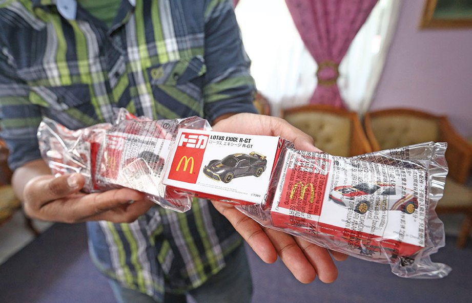 KOLEKSI mainan set Happy Meal McDonald’s masih di dalam bungkusan asal.