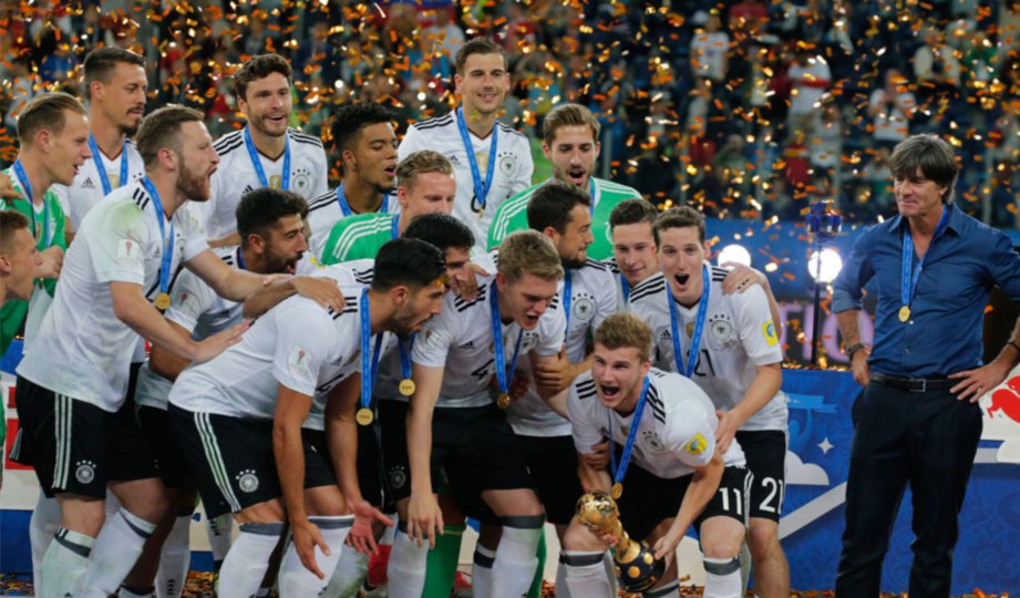 LOEW (kanan) meraihkan kejayaan skuad Jerman di final Piala Konfederasi. FOTO EPA