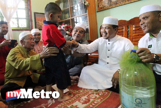 Jamil Khir (dua dari kanan) beramah mesra dengan anak tunggal Allahyarham Shahidan Saad. - Foto BERNAMA 