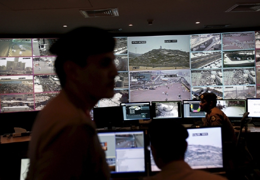 Anggota polis Arab Saudi memantau paparan CCTV di pusagt kawalan. Kamera CCTV dipasang di seluruh kawasan dari Makkah dan Madinah sebagai langkah kawalan ketika musim haji. - Foto  REUTERS
