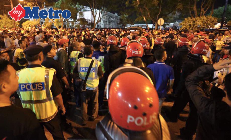 Anggota polis dan FRU berkawal di perkarangan Stadium Perak selepas Perlawanan Separuh Akhir Pertama Piala Malaysia antara Perak menentang JDT di Stadium Perak. FOTO MUHAIZAN YAHYA