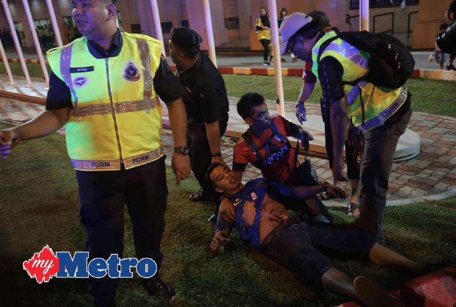 Seorang penyokong dipercayai terkena mercun di pekarangan Stadium Perak selepas Perlawanan Separuh Akhir Pertama Piala Malaysia antara Perak menentang JDT di Stadium Perak. FOTO MUHAIZAN YAHYA