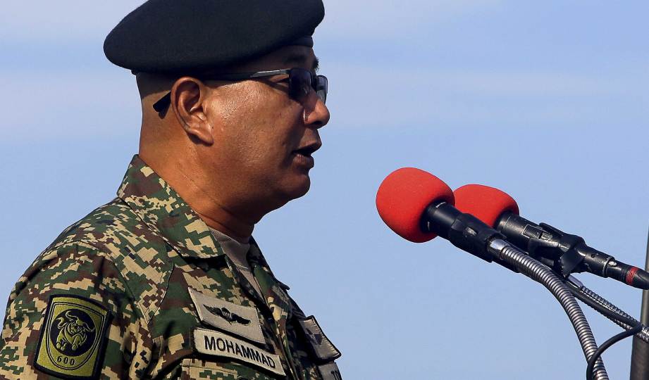 MOHAMMAD menyampaikan ucapannya pada Perbarisan Perutusan Perintah Ulung Panglima Medan Barat Tentera Darat Ke-21 di Padang Kawad 51 Rejimen Artileri Diraja (RAD) Kem Syed Sirajuddin, Gemas. FOTO BERNAMA
