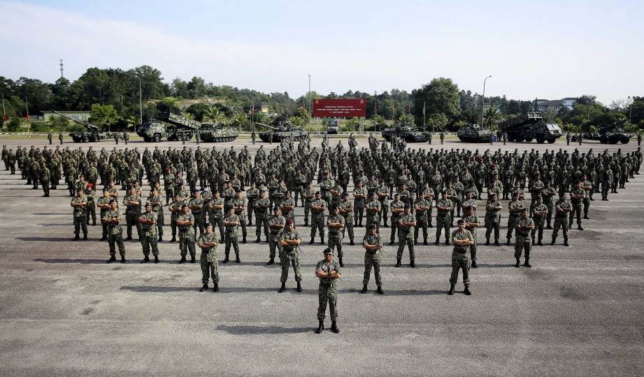 MOHAMMAD (tengah) bergambar bersama anggota tentera pada Perbarisan Perutusan Perintah Ulung Panglima Medan Barat Tentera Darat Ke-21 di Padang Kawad 51 Rejimen Artileri Diraja (RAD) Kem Syed Sirajuddin, Gemas. FOTO BERNAMA