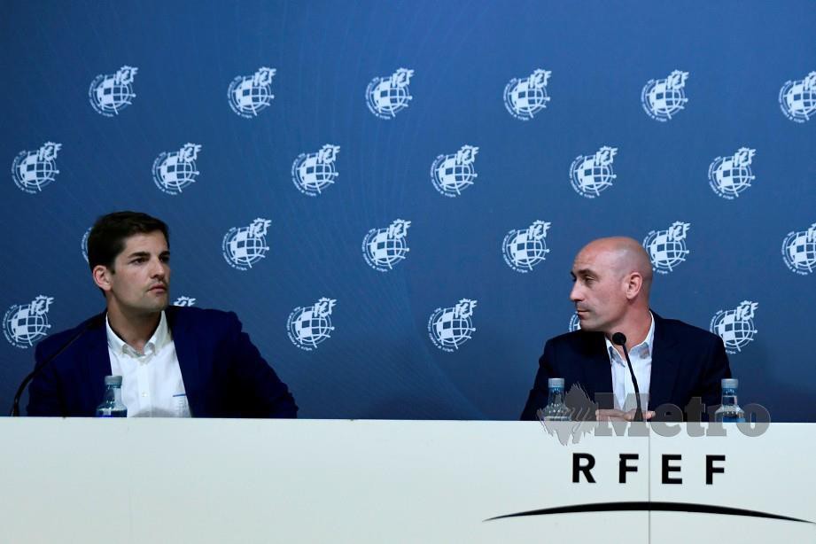 MORENO (kiri) dan Rubiales pada sidang media di Madrid, hari ini. — FOTO AFP