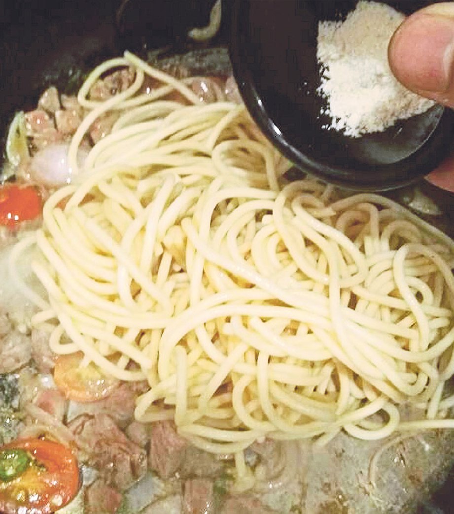 4. MASUKKAN spageti dan tambah sedikit perasa, gaulkan sebati.