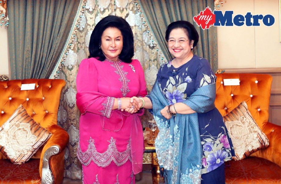 Rosmah (kiri) dan Megawati  pada sidang media sebelum Jamuan Makan Malam yang dihoskan Rosmah di Seri Perdana, hari ini. FOTO Mohd Fadli Hamzah