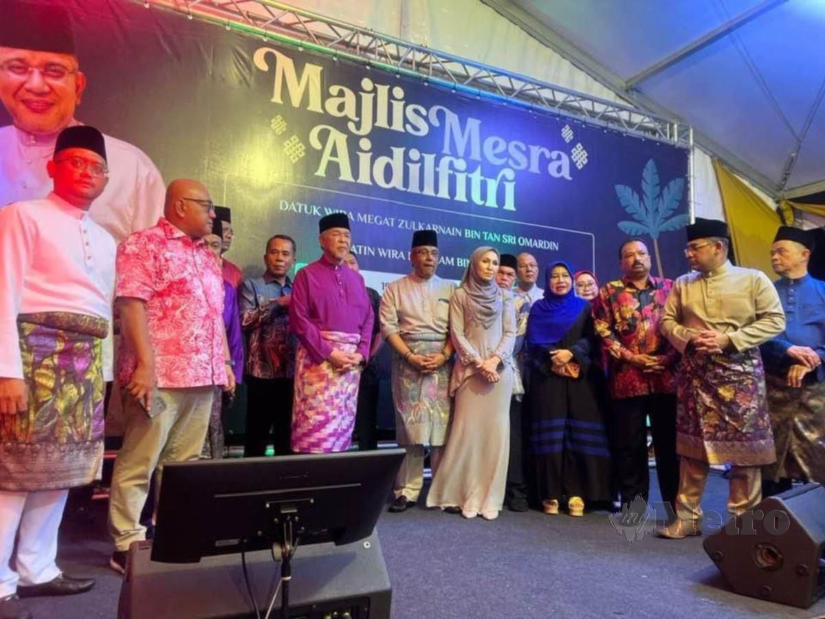 MEGAT (tengah) pada Majlis Mesra Aidilfitri anjurannya yang dihadiri Timbalan Perdana Menteri, Datuk Seri Dr Ahmad Zahid Hamidi. FOTO Ferzalfie Fauzi