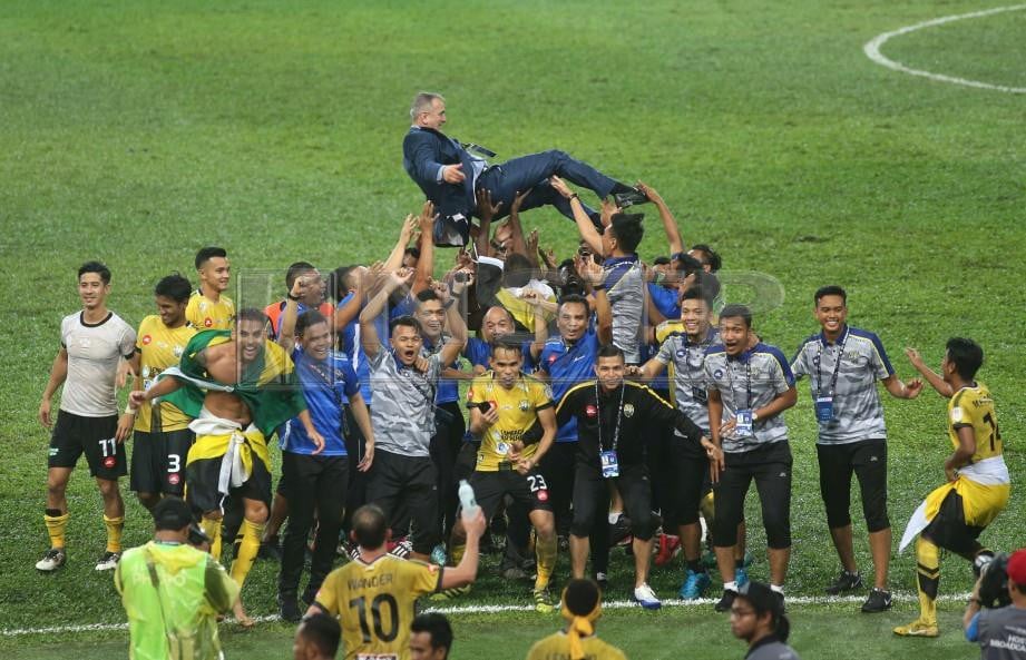 DURAKOVIC dijulang pemain  Perak selepas tamat perlawanan  di Stadium Shah Alam, semalam. FOTO   Eizairi  Shamsudin