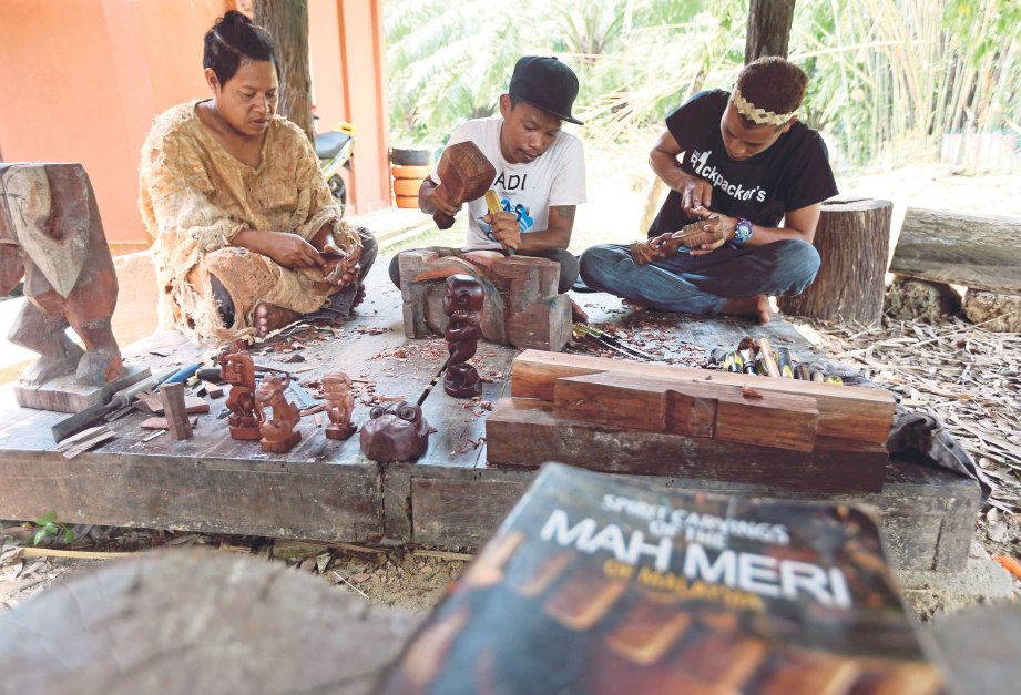KEMAMPUAN etnik Mah Meri dalam ukiran kayu turut dimasyhurkan menerusi penulisan buku.