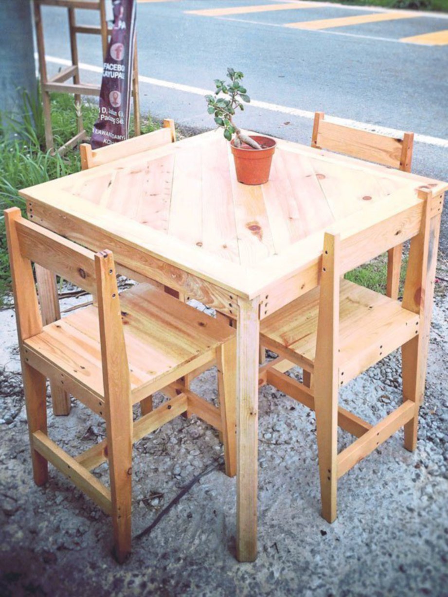 SET meja dan kerusi praktikal ini sesuai untuk kafe, restoran atau ruang kediaman.