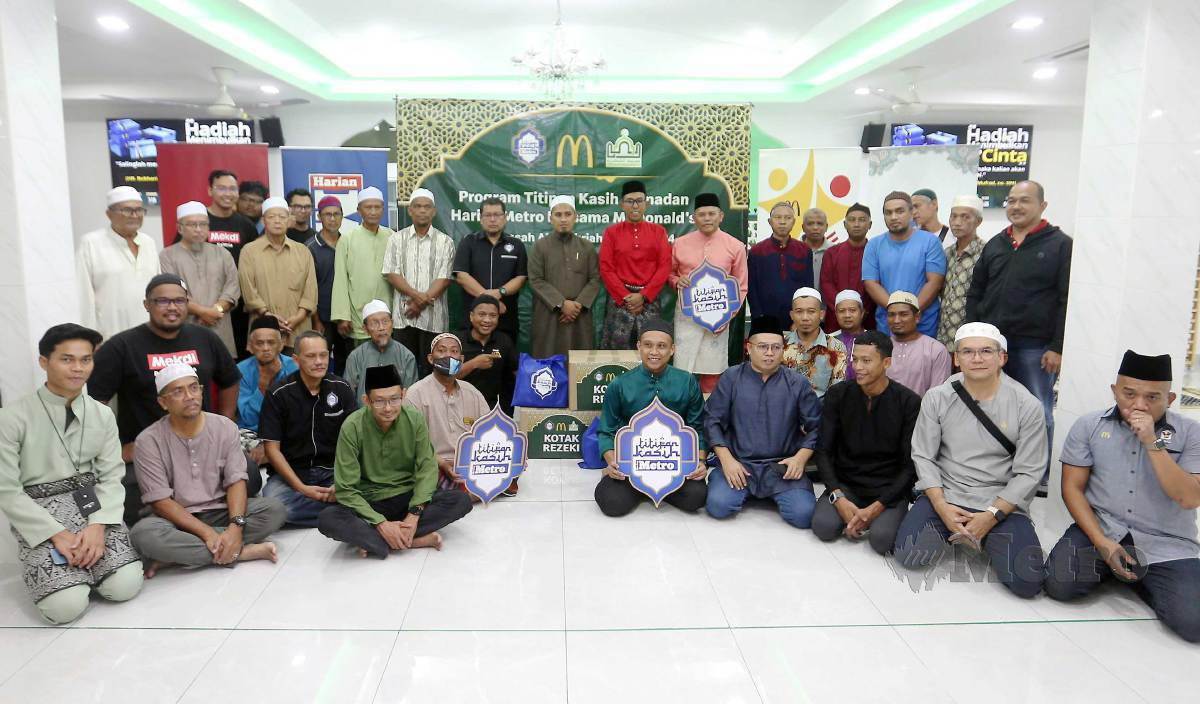 SEBAHAGIAN penerima sumbangan Kotak Rezeki pada Program Titipan Kasih Harian Metro Bersama McDonald’s di Kampung Pasir, Pantai Dalam. FOTO Mohamad Shahril Badri Saali