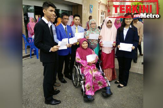 Nor Melisa bersama pelajar cemerlang SPM 2015 Terengganu yang lain. FOTO Nazdy Harun