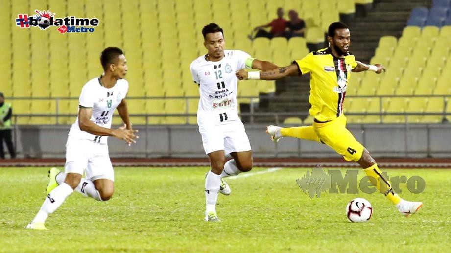 Pemain Melaka, Wan Amirul Afiq Wan Ab Rahman (kiri) bersama kapten, Muhammad Shukor Adan (tengah) menyekat kemaraan pemain PDRM, Patrick Ronaldinho. FOTO NSTP/RASUL AZLI SAMAD