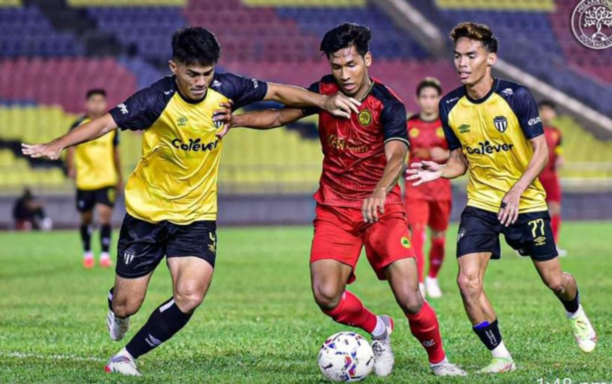 PEMAIN Melaka United (tengah) dikawal dua pemain TFC. FOTO MU