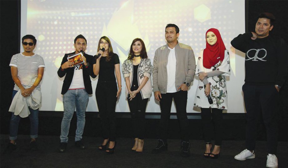 SEBAHAGIAN calon yang bertanding ketika majlis sidang media Anugerah Melodi 2016, baru-baru ini.