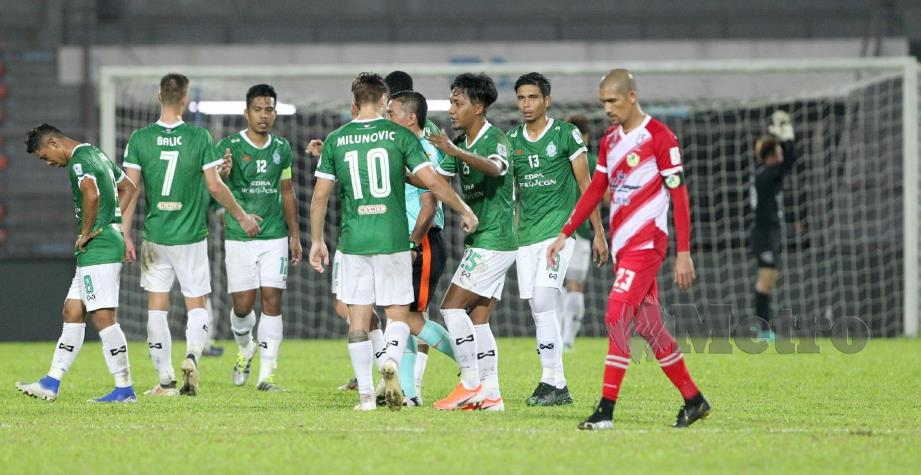 PEMAIN Melaka meraikan kemenangan menentang Kuala Lumpur  di Stadium Bola Sepak Kuala Lumpur, Cheras.  