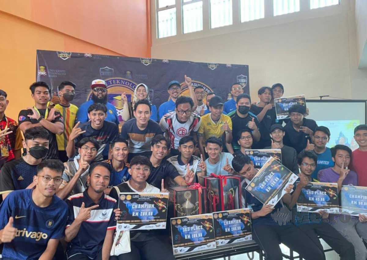 SEBAHAGIAN peserta Kejohanan Liga Sukan Universiti UiTM Cawangan Melaka Kampus Jasin ceria bersama hadiah kemenangan. FOTO NAZRI ABU BAKAR