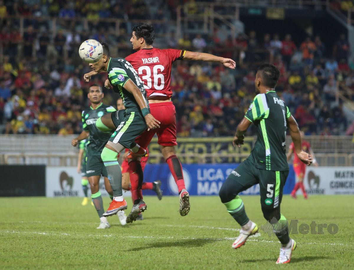 AKSI pemain Melaka United ketika bertemu Negeri Sembilan, Isnin lalu. FOTO Azrul Edham