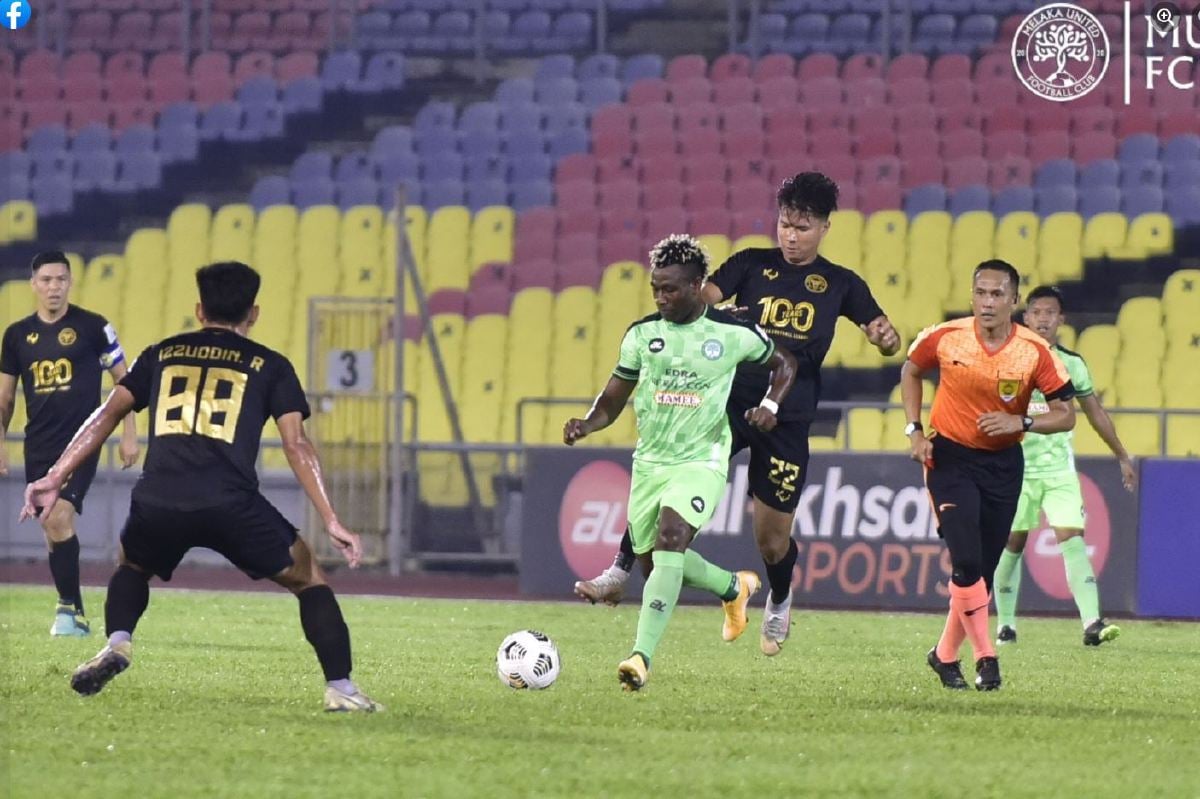 Melaka United (MU) pada aksi Liga Super di Stadium Hang Jebat, Paya Rumput malam tadi. FOTO Facebook MU
