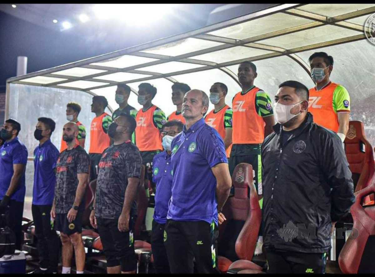 AKRAM (kanan) bersama barisan kejurulatihan Melaka United dan pemain. FOTO ihsan MUFC
