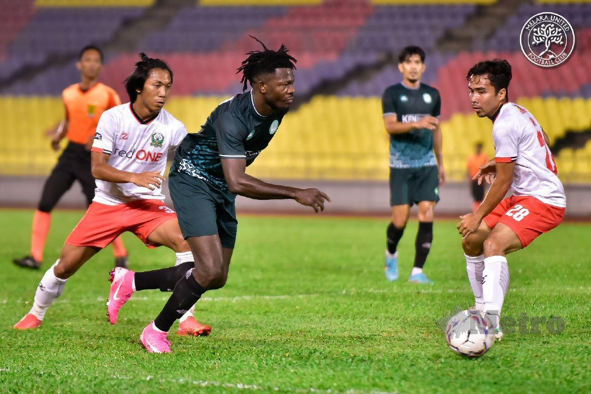 PENYERANG Melaka United,  Ifedayo Olusegun (dua dari kiri) cuba melepasi pemain Imigresen FC pada perlawanan persahabatan di Stadium Hang Jebat, malam tadi. FOTO ihsan FB MELAKA UNITED FC
