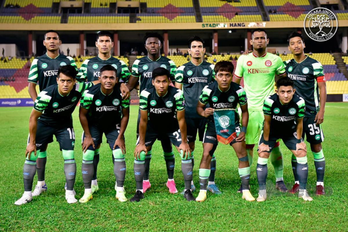 KESEBELASAN utama Melaka United ketika menentang Kuala Lumpur City FC, baru-baru ini, yang berkesudahan seri tanpa jaringan. FOTO FB MELAKA UNITED