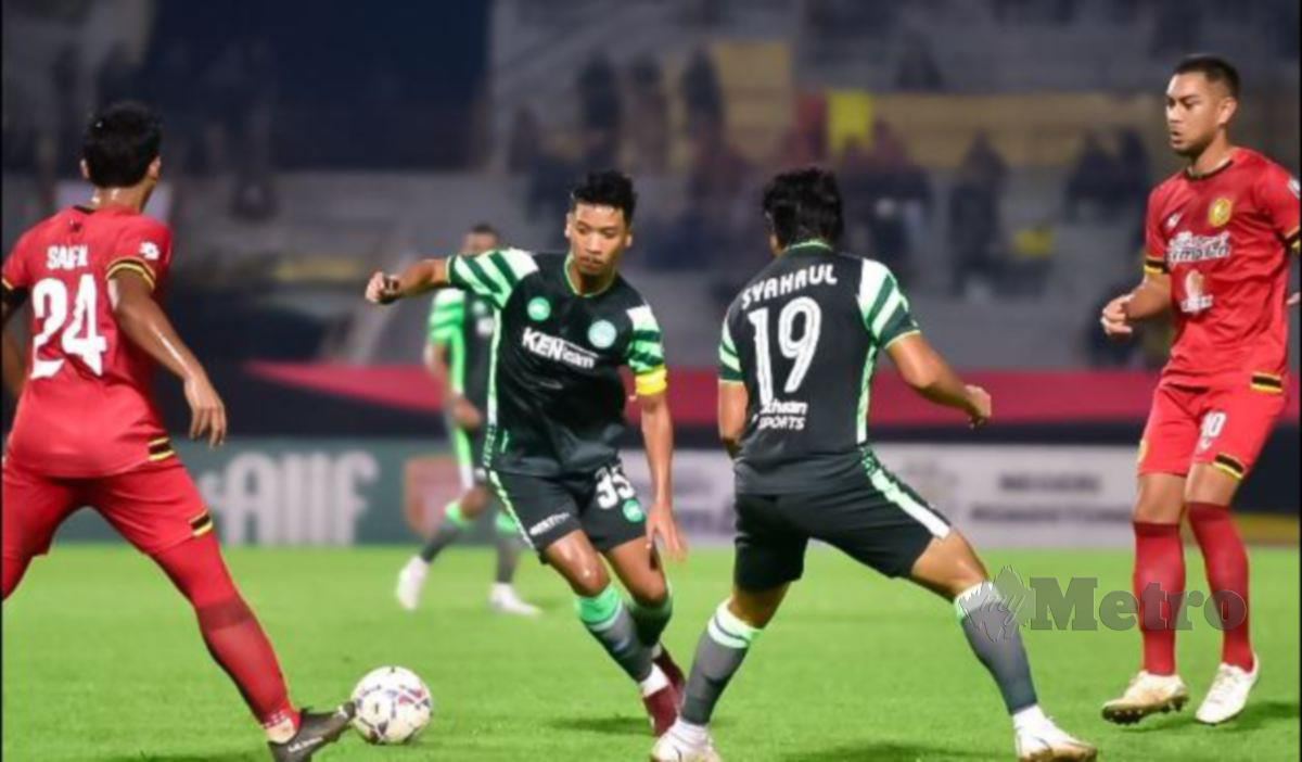 AKSI pemain Melaka United (jersi hijau) ketika tewas 0-2 di tangan Negeri Sembilan FC pada perlawanan Liga Super di Stadium Tuanku Abdul Rahman, Paroi, malam tadi. FOTO FB MELAKA UNITED