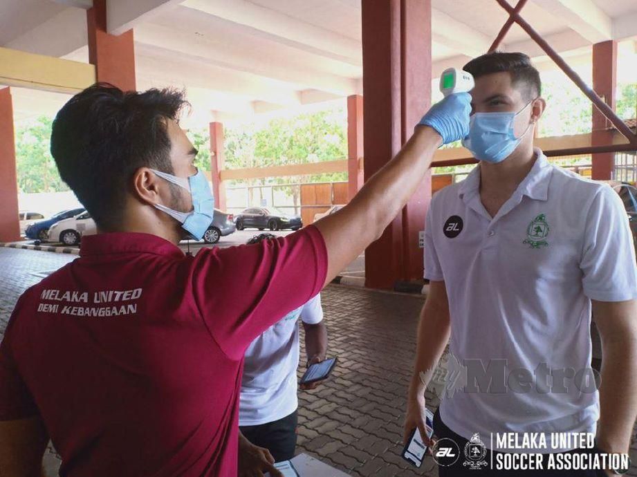 Pemain Melaka United menjalani pemeriksaan suhu badan dan ujian Covid-19. FOTO Musa