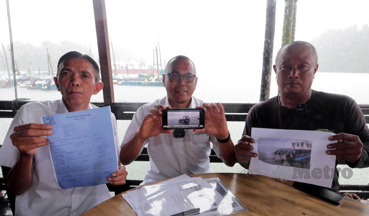 PANDAK Ahmad menunjukkan gambar dan video kejadian empat nelayan mendakwa pihak berkuasa Singapura melanggar dan merosakkan jaring mereka ketika sedang memasang jaring udang di kawasan perairan Selat Tebrau. FOTO Nur Aisyah Mazalan