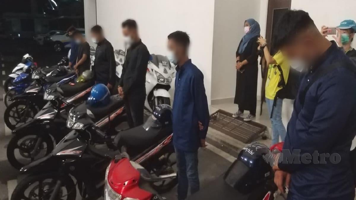 ANTARA ‘mat rempit’ yang ditahan kerana terbabit dengan perlumbaan haram ‘Rempit Raya’ di Kuala Perlis menggunakan motosikal yang diubahsuai. FOTO Aizar Sharif. 