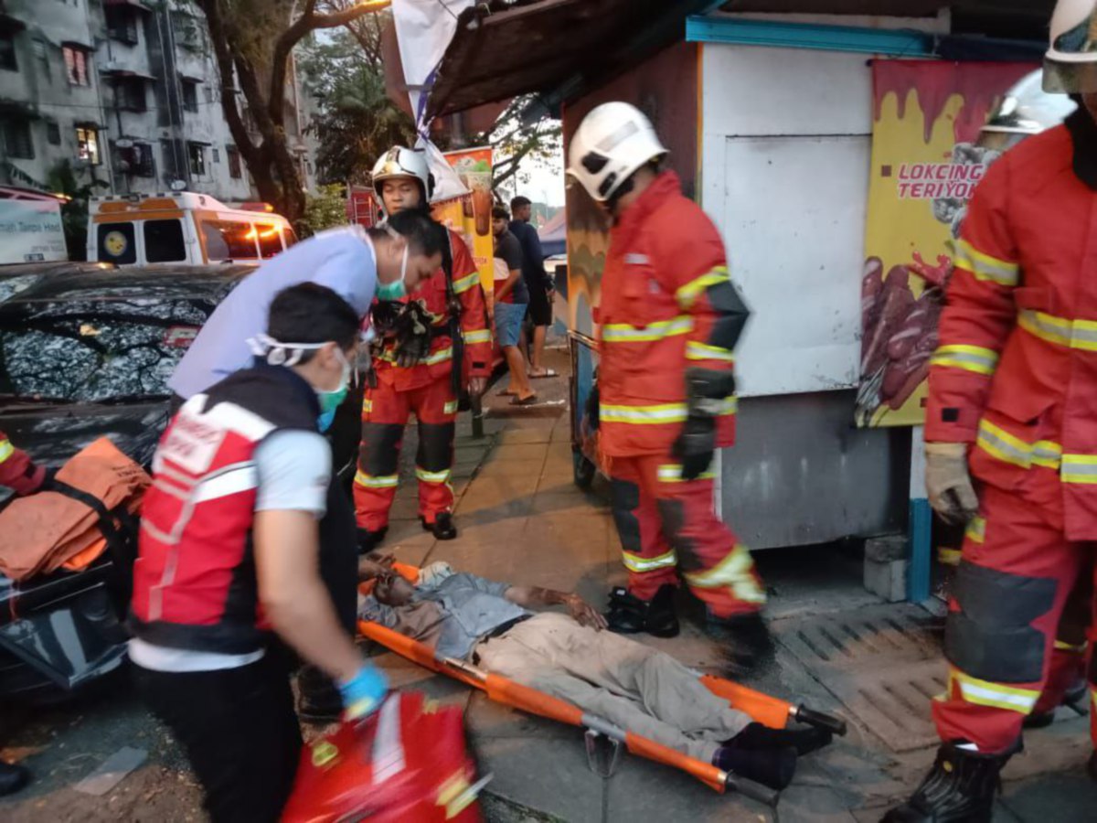 Lelaki warga emas melecur 20 peratus selepas kediamannya di Blok B, Projek Perumahan Rakyat Termiskin (PPRT) Desa Petaling terbakar pagi ini. FOTO IHSAN BOMBA