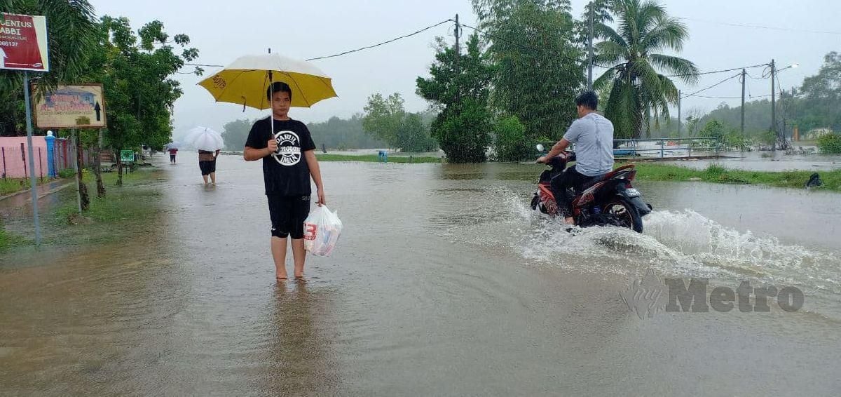 AIR banjir mula melimpah masuk di Taman Desa Tanjung Damai Gong Badak, Kuala Nerus menyebabkan penduduk bimbang tragedi 2014 kembali berulang. FOTO MALIK MUHAMAD