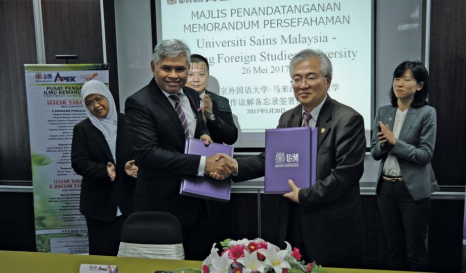 DR Muhamad Jantan (kiri) mewakili USM manakala menandatangani memorandum persefahaman (MoU) dengan BFSU yang diwakili Dr Han bertujuan mengantarabangsakan bahasa Melayu.
