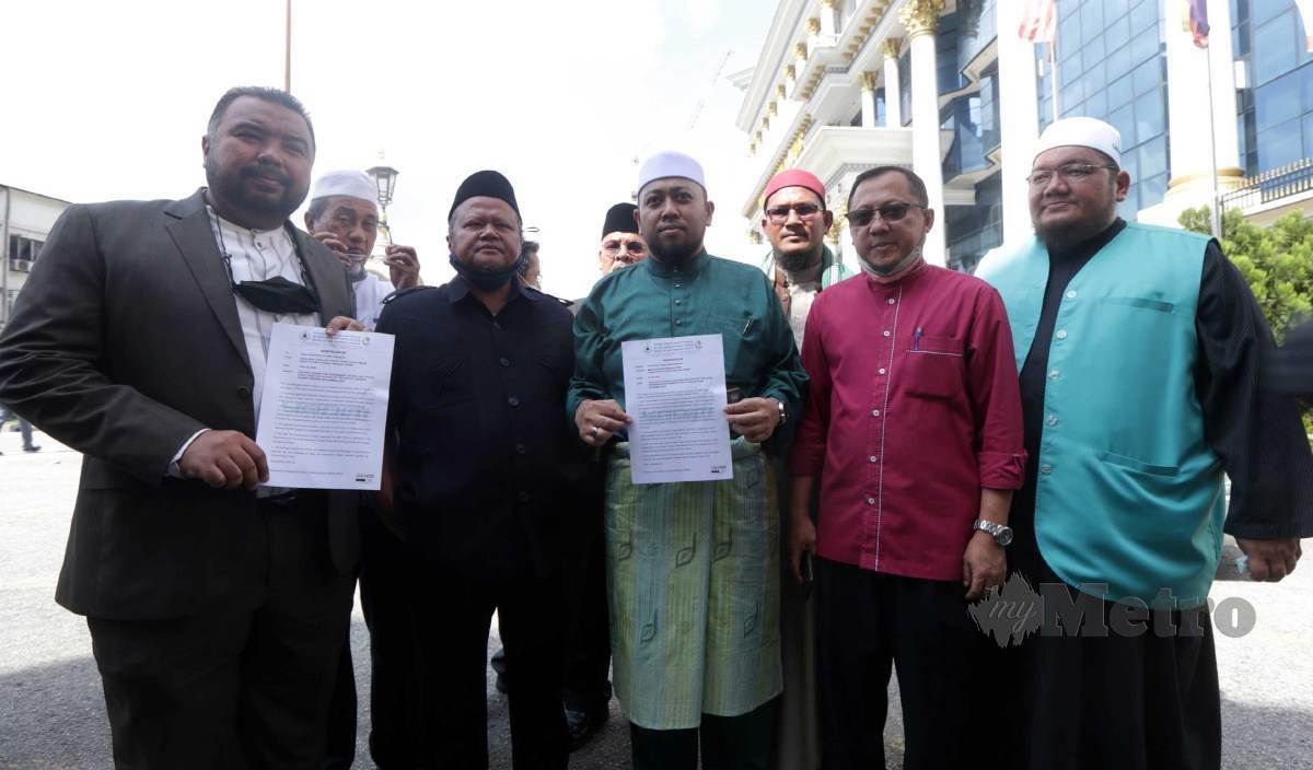 MUHAMMAD Najhan Shahir Halum (tengah) menyerahkan memorandum bantahan diatas penghinaan dua pemimpin kanan parti BJP India yang menghina nabi Muhammad SAW di pejabat Pesuruhjaya Tinggi India, Jalan Pahang, Kuala Lumpur. FOTO Mohamad Shahril Badri Saali