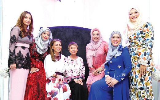 NORMALA (lima dari kiri) bersama antara bekas pengacara Nona, Raja Mazian, Sharifah Shawati, Christine Ling, Nurfarahin dan Ezzah.