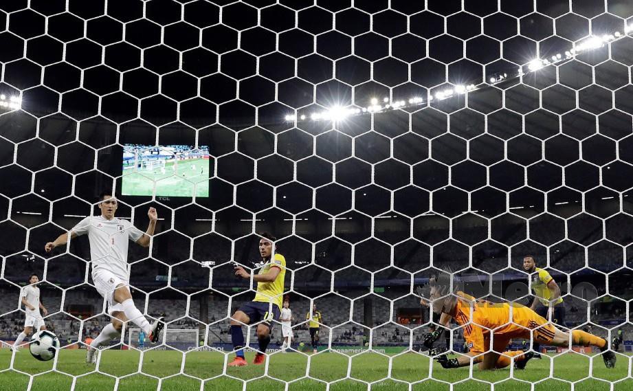 MENA (tengah) menjaringkan gol penyamaan Ecuador menentang Jepun di Stadium Mineirao, Belo Horizonte, awal pagi tadi. — FOTO EPA