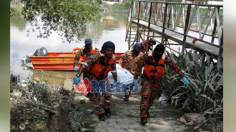 Anggota bomba dan penyelamat membawa mayat yang ditemui di persisiran Sungai Klang. FOTO ihsan bomba 