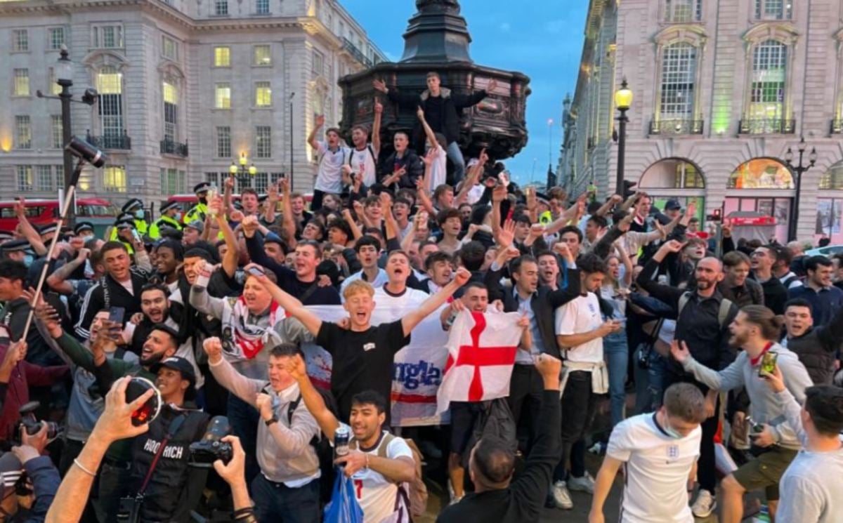 PENYOKONG England di Trafalgar Square. FOTO Agensi