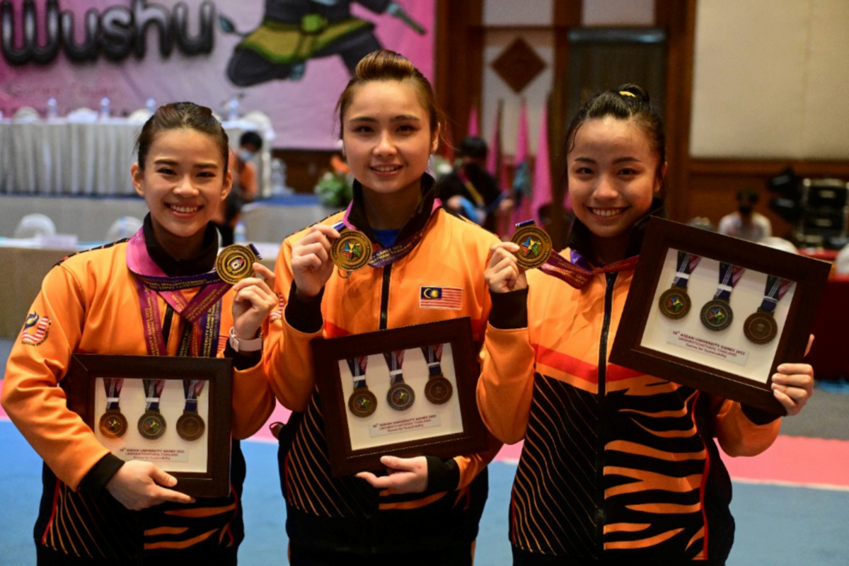 Loh Ying Ying, Tammy Tan Hui Ling dan Tan Cheong Min meraih emas untuk negara. FOTO AUG