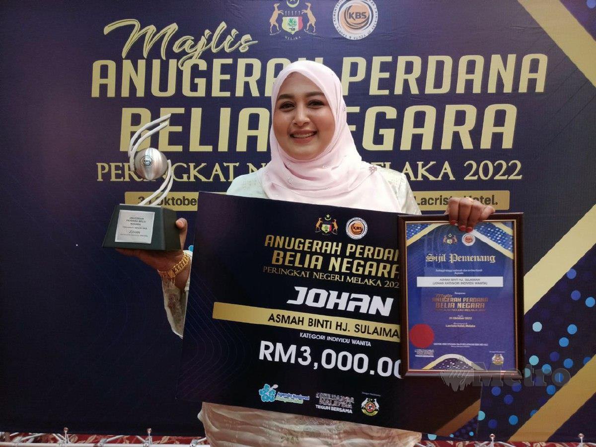 Asmah Ibrahim dinobatkan Johan Kategori Individu Wanita Anugerah Perdana Belia Negara Peringkat Negeri Melaka 2022. FOTO NAZRI ABU BAKAR
