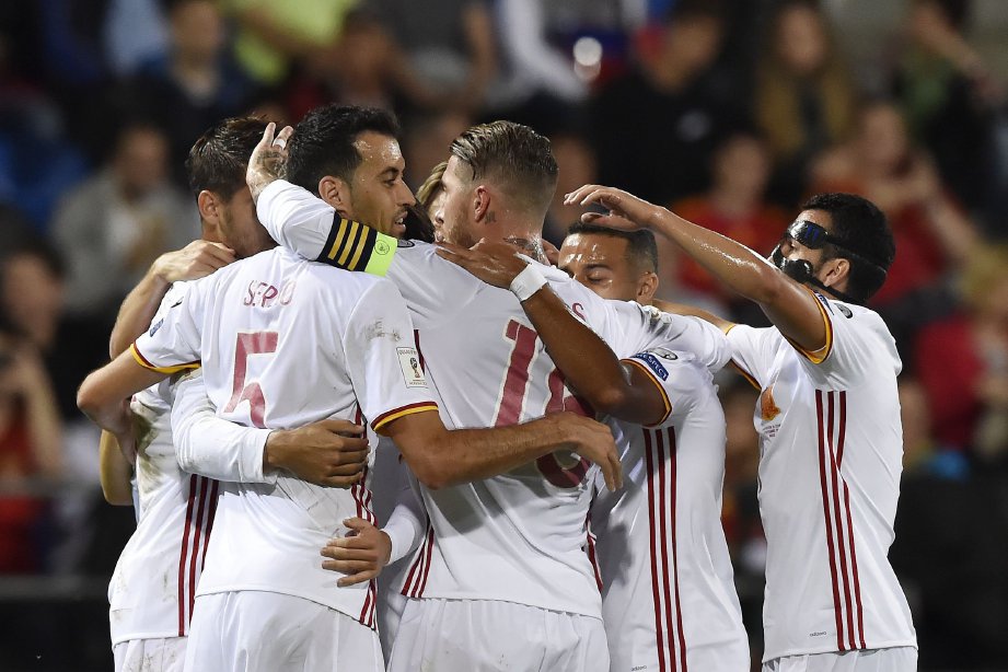 PEMAIN Sepanyol meraikan kemenangan mereka. -Foto AFP 
